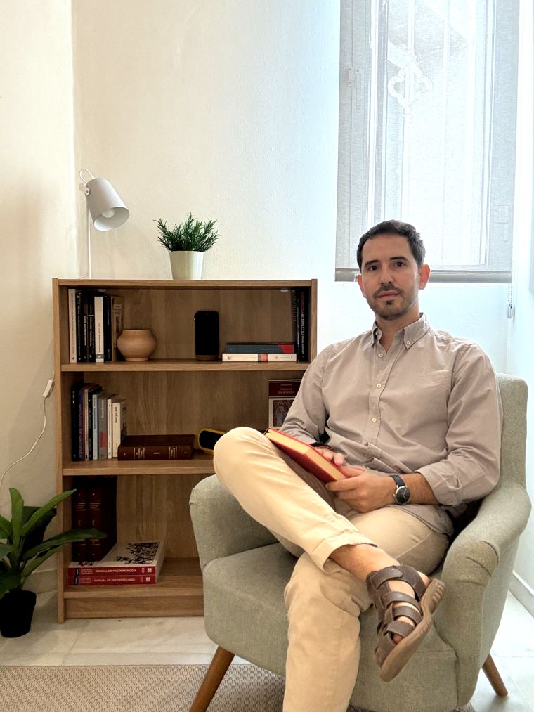 Alfonso Reyero leyendo en su consulta